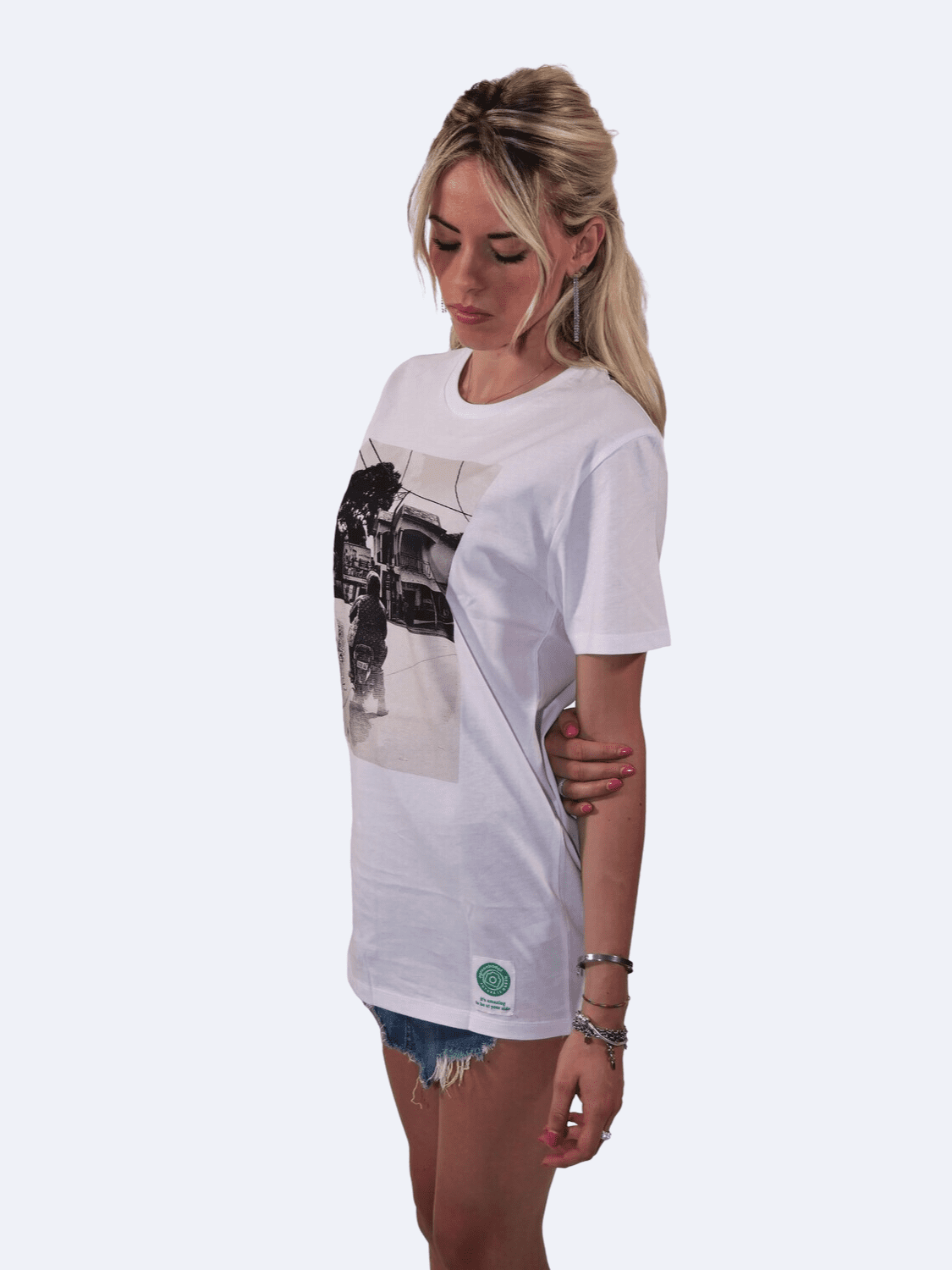 ICON BIKER T - SHIRT BIANCO LADY - T-Shirt A Green Badge - Streetwear Sostenibile Made in Italy