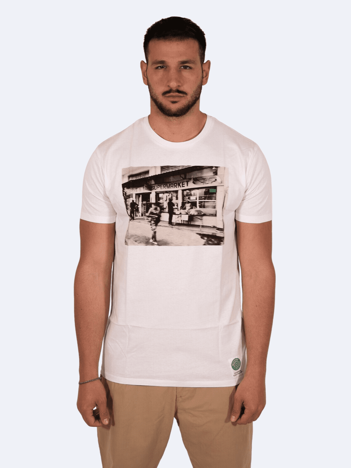 ICON MARKET T - SHIRT BIANCO GUY - T-Shirt A Green Badge - Streetwear Sostenibile Made in Italy