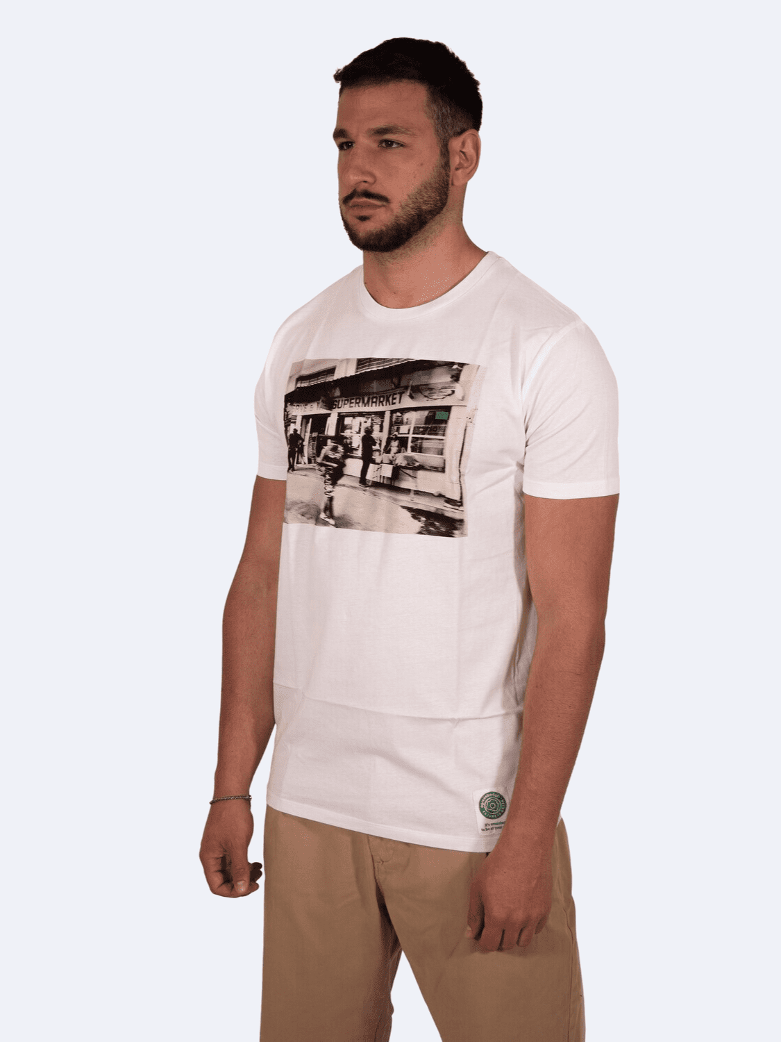 ICON MARKET T - SHIRT BIANCO GUY - T-Shirt A Green Badge - Streetwear Sostenibile Made in Italy